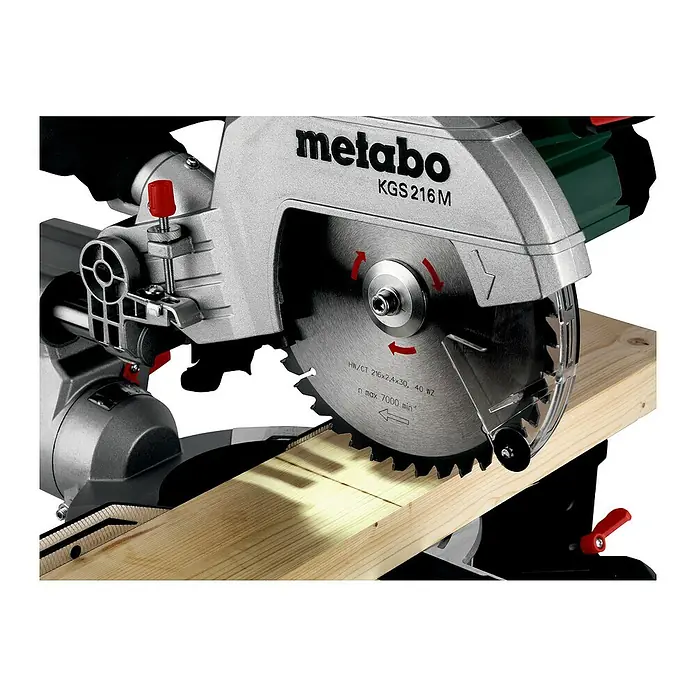 Metabo Kapp- & Gehrungssäge KGS 216 M Set - 1.500 W, Durchmesser Sägeblatt: 216 mm, Leerlaufdrehzahl: 5.000 U/min - Detailaufnahme einer Metabo KGS 216 M Kapp- und Gehrungssäge beim Sägen eines Holzstücks, das die Präzision und Kraft des Werkzeugs hervorhebt.