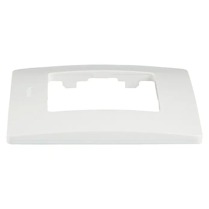 Legrand Niloé Marco - Blanco, Modelo de mecanismos: x 1, Plástico, Instalar - Primer plano de una placa de cubierta Legrand blanca para una toma de corriente o interruptor.