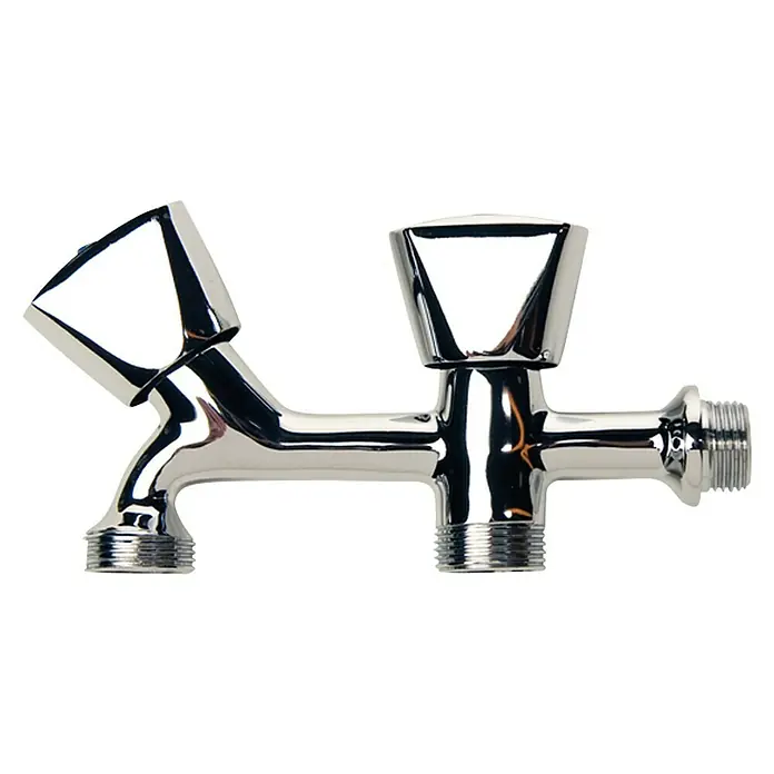 Grifo doble - Rosca exterior: ¾″, Cromado - Primer plano de un grifo doble cromado brillante con manijas cónicas distintivas, que destila un diseño de baño moderno.