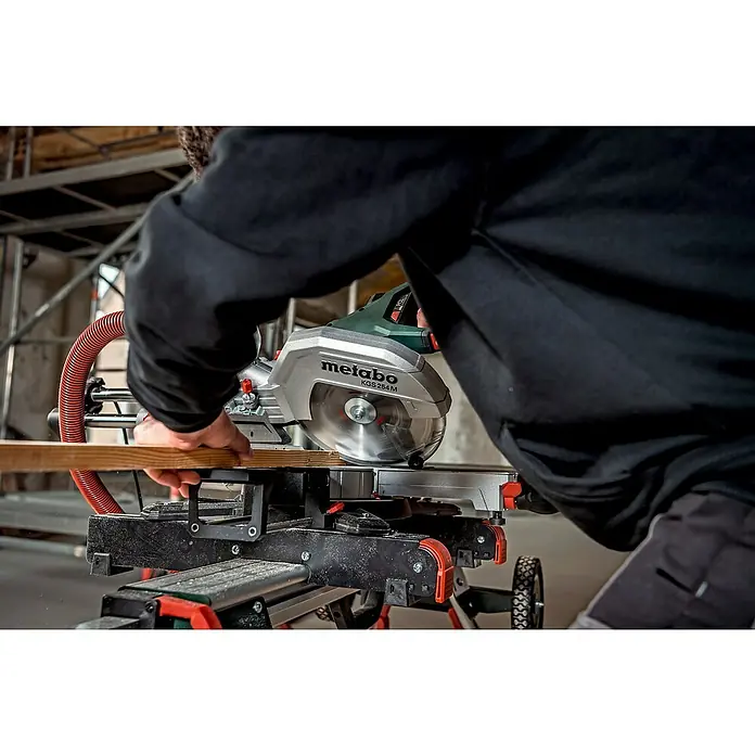 Metabo Kapp- & Gehrungssäge KGS 254 M - 1.800 W, Durchmesser Sägeblatt: 254 mm, Leerlaufdrehzahl: 4.500 U/min - Der Benutzer schneidet Holz mit einer Metabo KGS 254 M Kapp- und Gehrungssäge. Die Säge ist leistungsstark und präzise für Holzarbeiten.