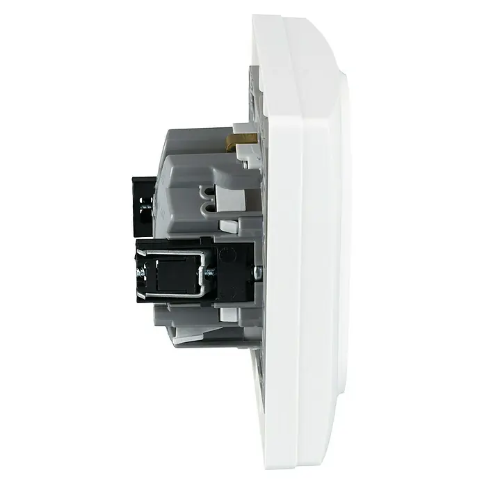 Legrand Niloé Enchufe doble con protección infantil - Blanco, Plástico, Montaje en la pared - Vista lateral de una toma de corriente blanca con interior gris y tornillos para asegurar los cables. El producto es apto para uso interior.