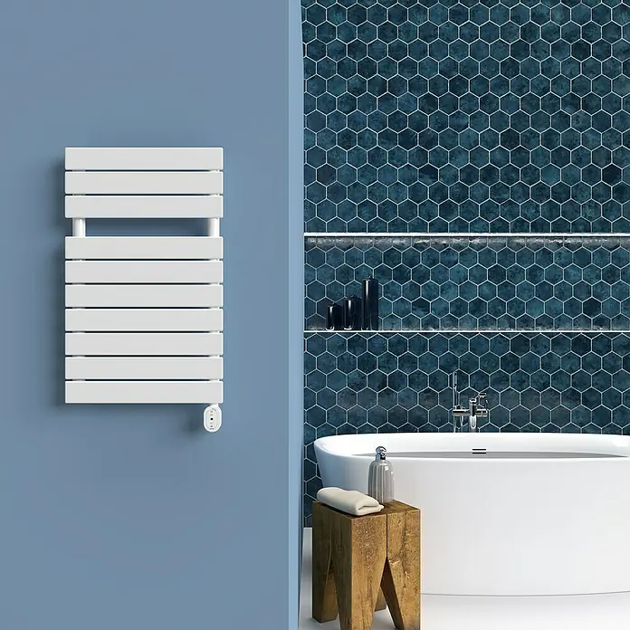 Rointe Radiador toallero eléctrico Lisse Oval - An x Al: 50 x 90,5 cm, 500 W, Blanco - Un toallero blanco moderno está montado en una pared azul del baño, complementado con azulejos hexagonales azules y una bañera independiente.