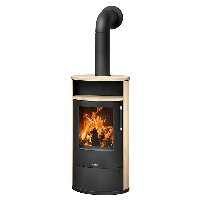 Justus Kaminofen Island 7 2.0 - 7 kW, Raumheizvermögen: 144 m³, Farbe Verkleidung: Sandstein - Das Bild zeigt einen Justus Kaminofen mit Holzverkleidung und einem schwarzen Rauchrohr. Der Kamin ist mit einem Feuer im Brennraum ausgestattet.