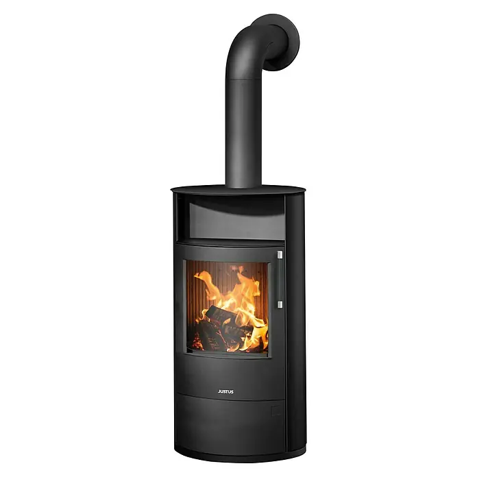 Justus Kaminofen Island 7 2.0 - 7 kW, Raumheizvermögen: 144 m³, Farbe Verkleidung: Schwarz - Justus Kaminofen: Schwarzer Ofen mit Glasfenster, in dem ein Feuer brennt. Der Ofen hat ein schwarzes Rauchrohr.