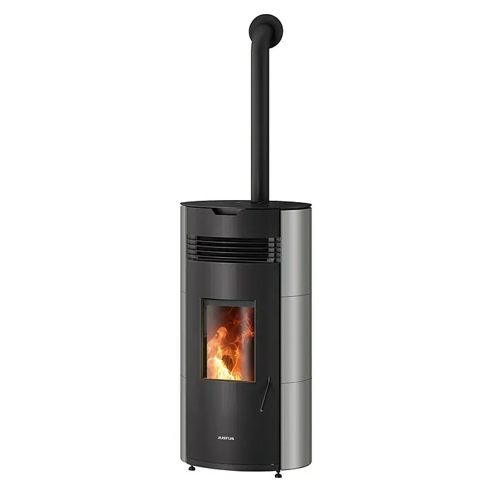 Justus Pelletofen Norta - 2,4 kW - 8 kW, Raumheizvermögen: 200 m³, Taupe/Schwarz - Ein Justus Kaminofen mit silbernen Seiten und einer schwarzen Tür, in der ein Feuer sichtbar ist. Der Ofen hat einen Rauchrohranschluss oben.