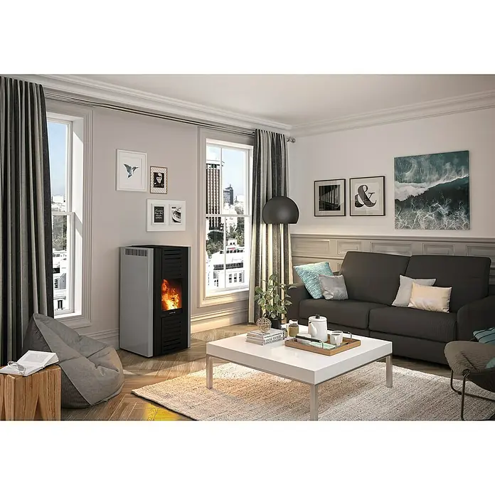 Justus Pelletofen Sirkos Aqua 2.0 - 2,5 kW - 9,4 kW, Raumheizvermögen: 200 m³, Material Verkleidung: Stahl, Schwarz/Taupe - Ein modernes Wohnzimmer mit einem eleganten Kaminofen, der Wärme und Stil in den Raum bringt. Der Ofen ist ein echter Hingucker.