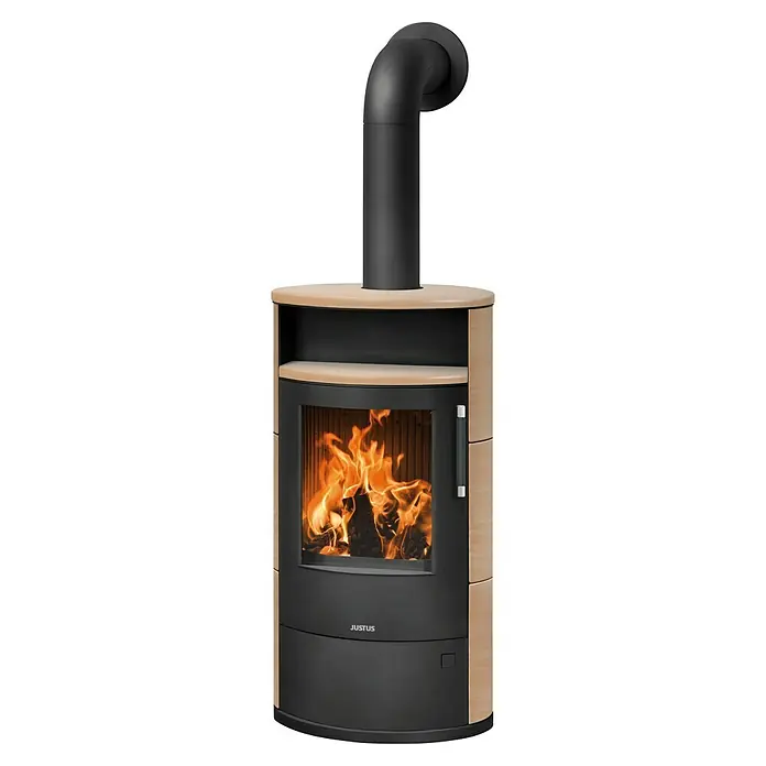 Justus Kaminofen Island 7 2.0 - 7 kW, Raumheizvermögen: 144 m³, Farbe Verkleidung: Coretto - Ein Justus Kaminofen mit hellen Holzverkleidungen und einem schwarzen Ofenrohr, das für eine gemütliche Wärme sorgt.