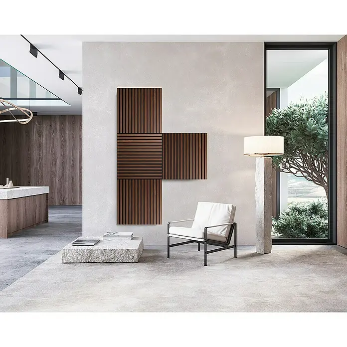 FibroTech Akustikpaneel SQUARE - Smoked Oak, 520 x 520 x 22 mm - Das Bild zeigt eine moderne Wanddekoration aus Holzlamellen in einem minimalistischen Wohnraum mit Sessel und Stehlampe.