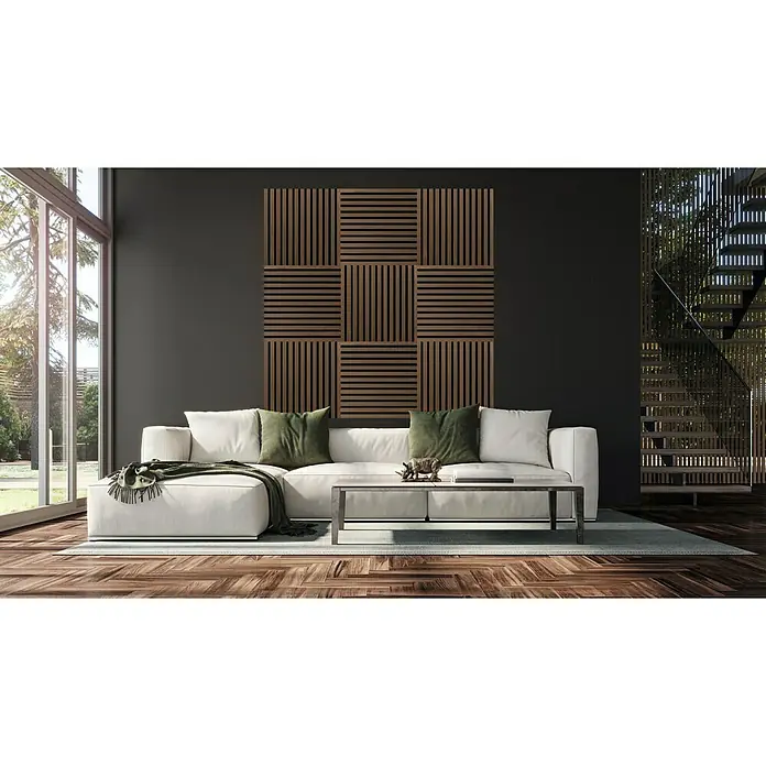 FibroTech Akustikpaneel SQUARE - Oiled Oak, 520 x 520 x 22 mm - Wohnzimmer mit stilvoller Akustikpaneel-Wand und bequemer Couch, die dem Raum Eleganz und Ruhe verleiht.