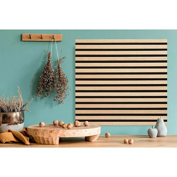 FibroTech Akustikpaneel SQUARE - Ash, 520 x 520 x 22 mm - Ein modernes Interieur mit einer Holzpaneelwand, die eine stilvolle und akustisch ansprechende Ergänzung für jeden Raum darstellt.