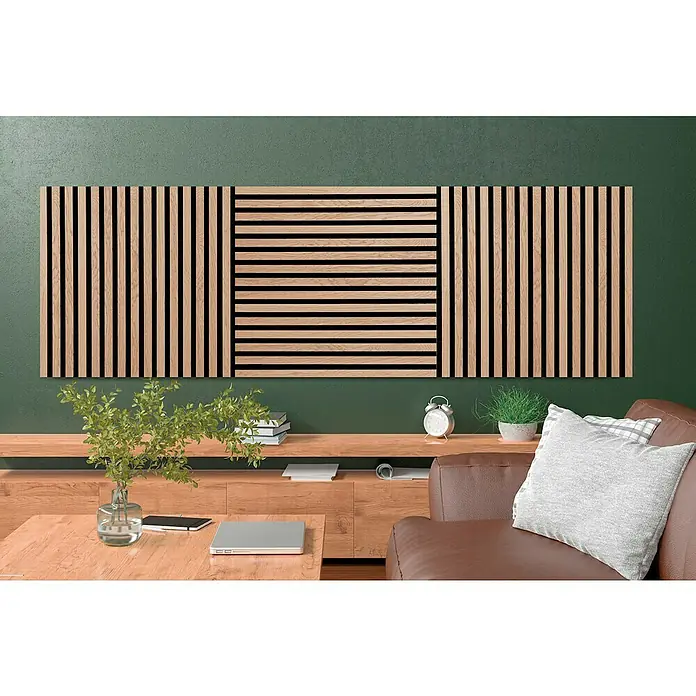 FibroTech Akustikpaneel SQUARE - Light Oak, 520 x 520 x 22 mm - Dieses Bild zeigt eine moderne Holzlattenwand mit vertikalen und horizontalen Mustern, die eine stilvolle und akustische Wanddekoration darstellt.