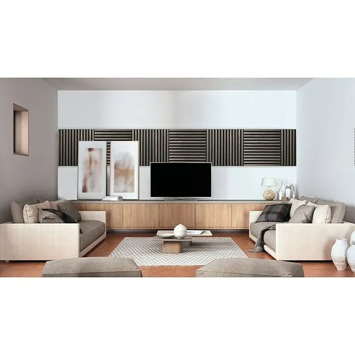 FibroTech Akustikpaneel SQUARE - Grey Oak, 520 x 520 x 22 mm - Wohnzimmer mit Holzwandpaneelen über TV-Schrank. Die Paneele sind horizontal montiert und bieten eine moderne Ästhetik.