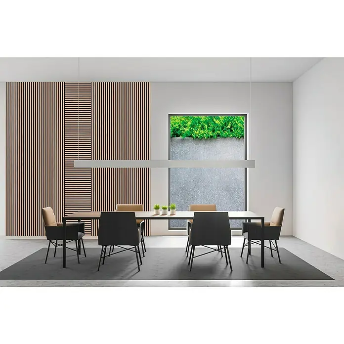 FibroTech Akustikpaneel SQUARE - Ash, 520 x 520 x 22 mm - Konferenzraum mit dunklen Stühlen und Holzwandpaneelen. Eine minimalistische und moderne Büroumgebung mit natürlichem Licht.