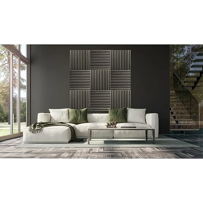 FibroTech Akustikpaneel SQUARE - Grey Oak, 520 x 520 x 22 mm - Modernes Wohnzimmer mit stilvoller Akustikwand aus Holzlatten hinter einem eleganten Sofa.