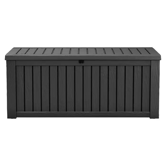 Keter Gartenbox Rockwood - 570 l, Kunststoff - Eine graue Gartenbox mit Holzstruktur und lamellenartiger Oberseite zur Aufbewahrung von Gartengeräten. Die Box hat einen Verschluss in der Mitte.