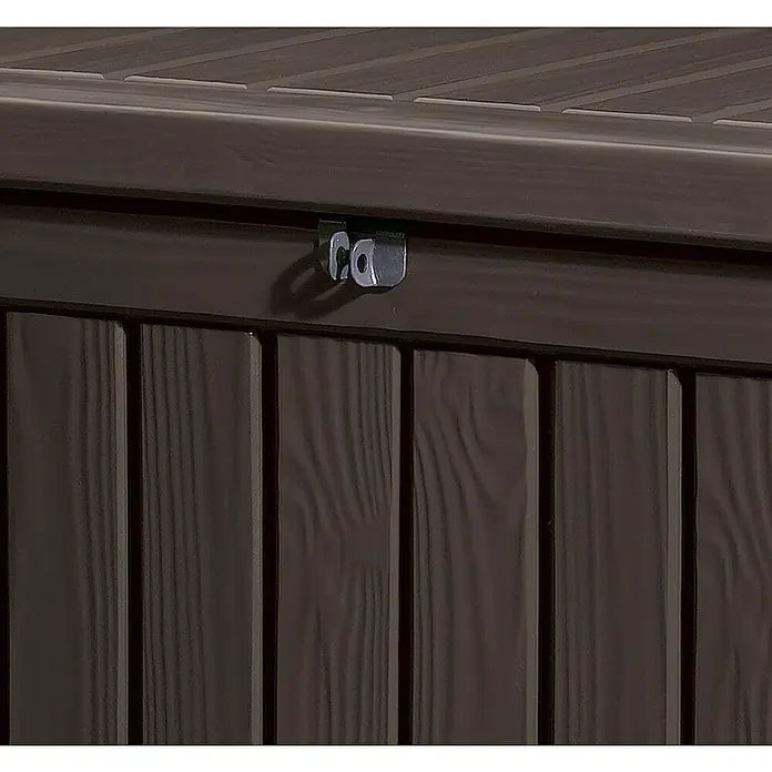 Keter Gartenbox Rockwood - 570 l, Kunststoff - Nahaufnahme eines braunen Kunststoff-Gartenschranks mit silberfarbenem Verschluss und Holzmaserung.