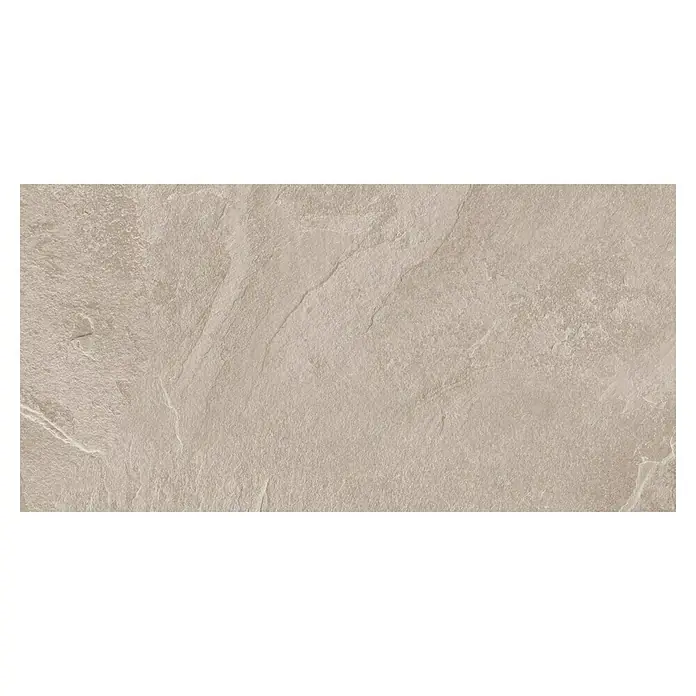 Pavimento porcelánico Aura - 37 x 75,5 cm, Sand, Mate - Primer plano de una baldosa de cerámica beige con una textura de piedra de aspecto natural. El patrón de la baldosa es irregular y áspero.