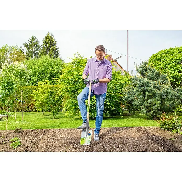 Freund Victoria Gärtnerspaten - T-Stiel - Gärtner mit Spaten im Garten. Der Spaten ist ein hochwertiges Werkzeug für Gartenarbeiten, ideal zum Umgraben und Pflanzen im Garten.