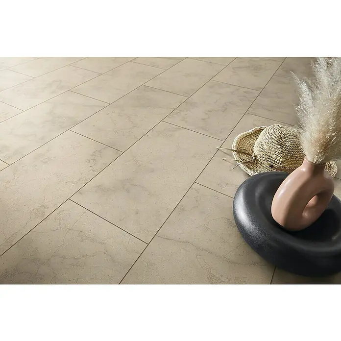 LOGOCLIC Aquaprotect Laminat - Arosa, Fliese, 638 x 330 x 8 mm - Eine Nahaufnahme von hellen Steinzeugfliesen im Innenbereich, dekoriert mit einem Hut, einer Vase und einem dekorativen Arrangement.