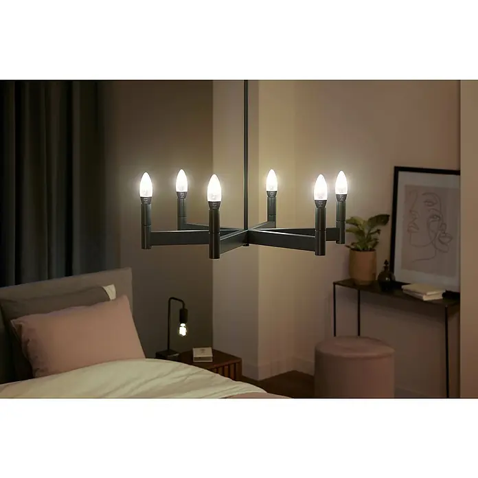 Philips Hue LED-Lampe Filament Classic White Ambiance - E14, 350 lm, Einstellbare Farbtemperatur, 1 Stk. - Ein schickes, modernes Kronleuchter-Design mit mehreren LED-Leuchten, das eine warme Atmosphäre im Raum erzeugt.