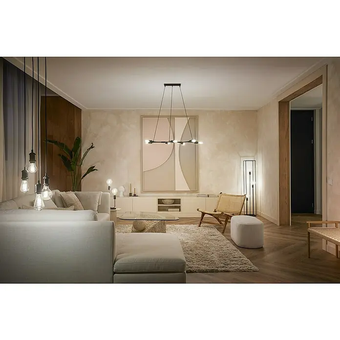 Philips Hue LED-Lampe Filament Classic White Ambiance - E14, 350 lm, Einstellbare Farbtemperatur, 1 Stk. - Das Bild zeigt eine stilvolle Wohnzimmerbeleuchtung mit einer linearen Hängeleuchte und dekorativen Glühbirnen, die eine warme Atmosphäre schaffen.