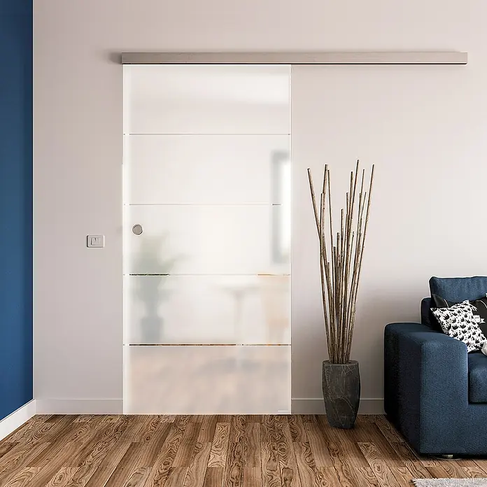 Diamond Doors Glasschiebetür Lines Positiv - 935 x 2.058 mm, Einscheibensicherheitsglas (ESG) - Ein modernes Interieur mit einer eleganten Glasschiebetür, die durch ihr schlichtes Design und die horizontale Linienführung besticht.