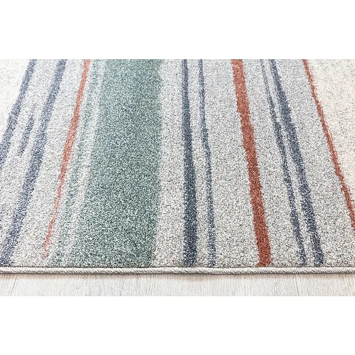 Alfombra de pelo corto Savannah Rayas - Gris, 180 x 120 cm - Primer plano de una alfombra con rayas de colores. La alfombra tiene una textura robusta y tonos cálidos.