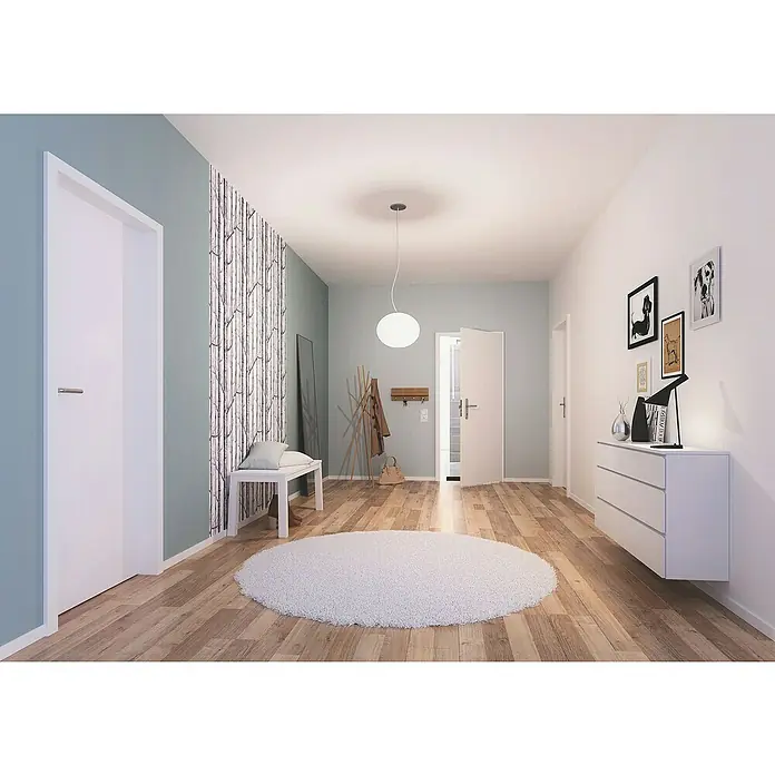GetaDoor Laminit Wohnungseingangstür GL 223 - Klimaklasse nach RAL: III, 985 x 1.985 mm, DIN Anschlag: Rechts, Weiß seidenmatt - Ein heller Flur mit Holzboden, weißem Teppich, Kommode und Garderobe. Die weißen Türen und das Licht sorgen für ein freundliches Ambiente.