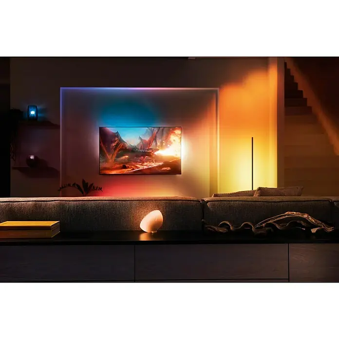 Philips Hue LED-Band Plus Basis - 2 m, RGBW - Intelligente Philips Hue LED-Leuchten schaffen mit dem Ambilight-TV eine beeindruckende Atmosphäre im Wohnzimmer.