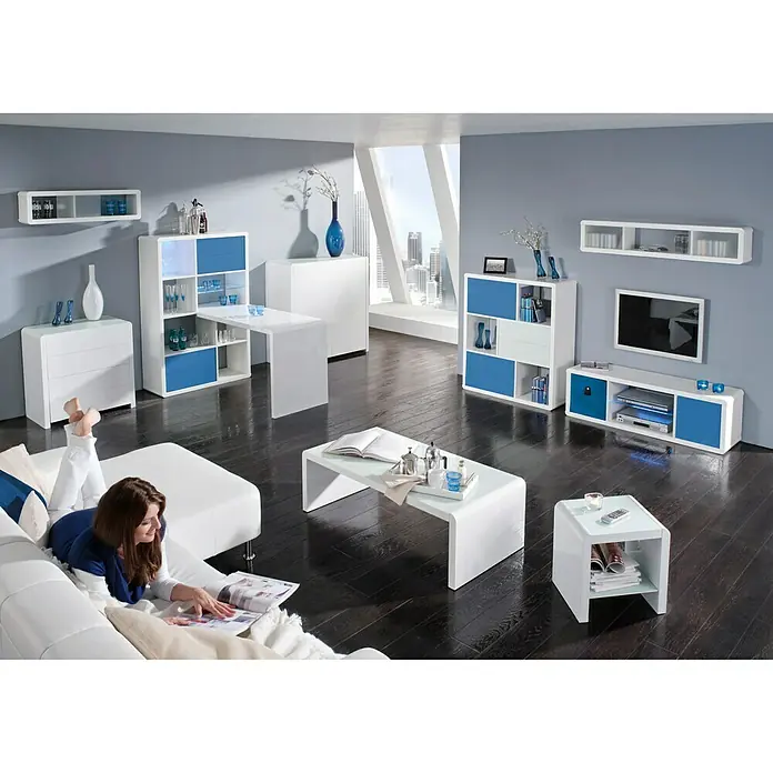 Phönix Atlanta Aufbewahrungsbox - L x B x H: 34 x 34 x 34 cm, Textil, Aqua/Grau - Elegantes Wohnzimmer-Interieur mit modernen weißen Möbeln, blauen Akzenten und einer entspannten Frau auf dem Sofa. Stilvolles Wohnambiente.