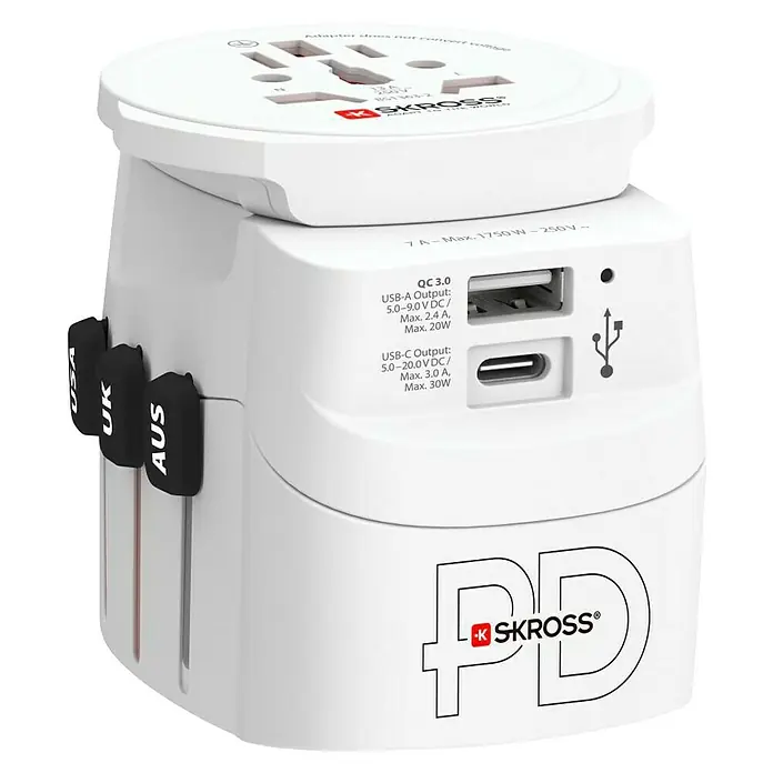 Skross Reiseadapter PRO Light USB AC30PD - World - Weiß - Nahaufnahme eines weißen SKROSS-Reiseadapters mit USB- und USB-C-Anschlüssen sowie austauschbaren Steckerstiften für verschiedene Länder.