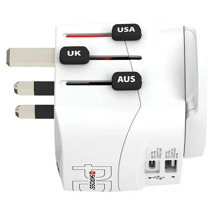 Skross Reiseadapter PRO Light USB AC30PD - World - Weiß - Nahaufnahme eines weißen Reiseadapters mit UK-, USA- und AUS-Steckern, der mit USB- und USB-C-Anschlüssen ausgestattet ist.