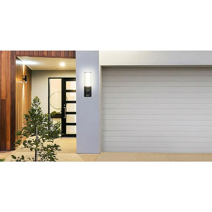 EZVIZ Überwachungskamera LC3 - Schwarz, Weiß - Eine moderne Außenansicht mit einer eleganten Überwachungskamera und einer Garagentor-Szene, die stilvolles Design und Sicherheit vereint.