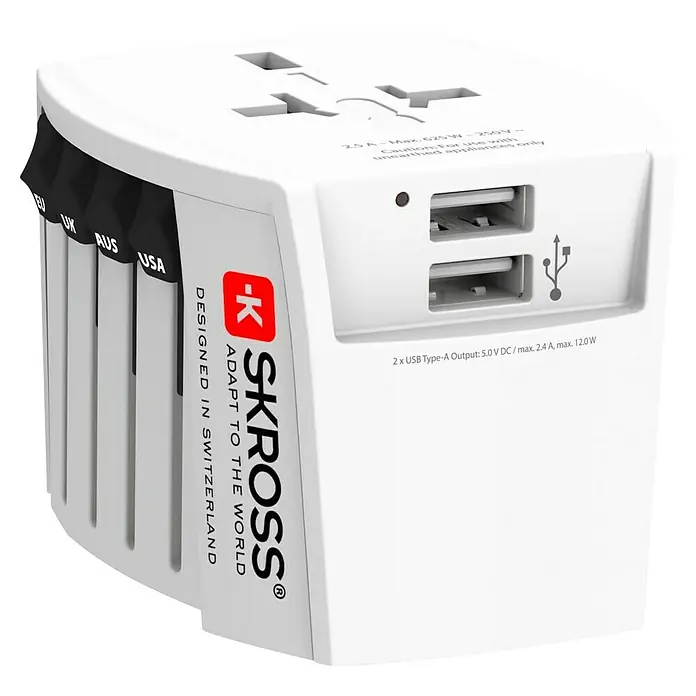 Skross Reiseadapter MUV USB - Weiß - Nahaufnahme eines weißen SKROSS-Reiseadapters mit USB-Anschlüssen und Länderkennzeichnungen für EU, UK, AUS und USA.