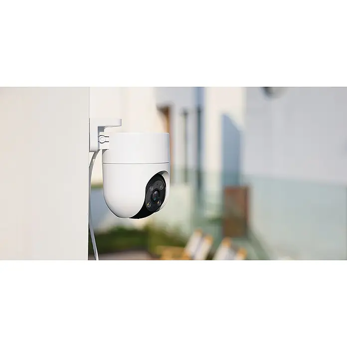 EZVIZ Überwachungskamera H8C 2K - Weiß - Nahaufnahme einer weißen Überwachungskamera, die an einer Wand montiert ist und einen klaren Blick auf den Überwachungsbereich bietet.