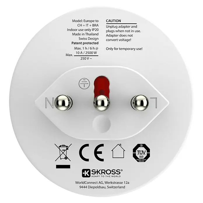 Skross Reiseadapter Europe to Switzerland/Italy/Brazil - Netzsteckertyp Reiseadapter: Typ L (CEI 23-50), Weiß - Nahaufnahme eines weißen SKROSS-Adapters mit Länderkompatibilität und Sicherheitszertifizierungen für den europäischen Markt.