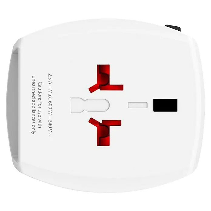 Skross Reiseadapter MUV USB - Weiß - Nahaufnahme eines weißen Reiseadapters mit mehrsprachigen Steckdosen und Sicherheitsinformationen.