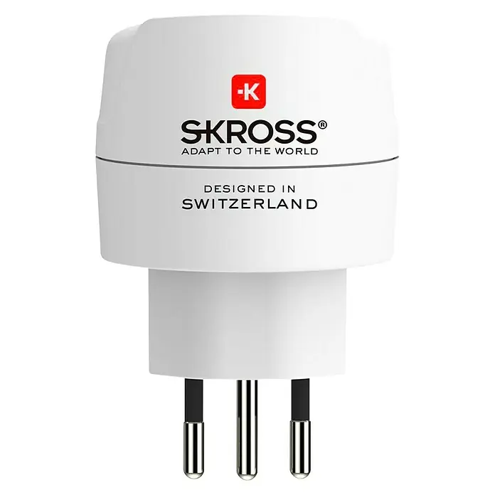 Skross Reiseadapter Europe to Switzerland/Italy/Brazil - Netzsteckertyp Reiseadapter: Typ L (CEI 23-50), Weiß - Dieses Bild zeigt einen weißen SKROSS-Reiseadapter, ein unverzichtbares Zubehör für Reisende, mit dem Slogan "Adapt to the World".