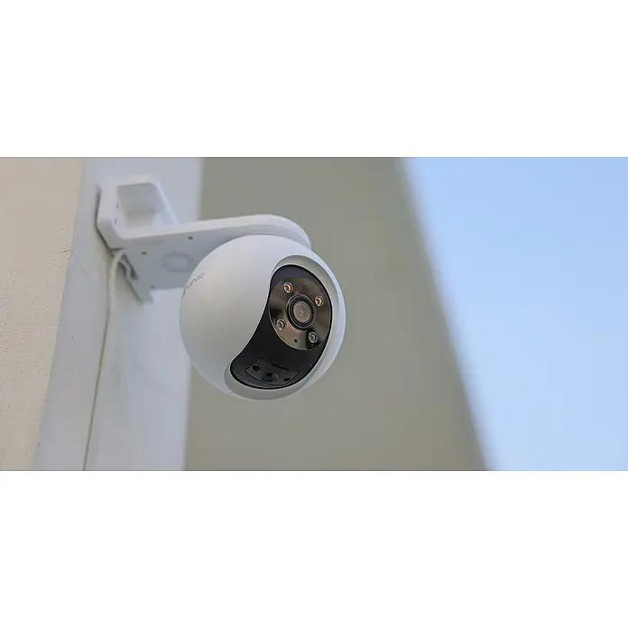 EZVIZ Überwachungskamera H8 Pro 3K - Weiß - Nahaufnahme einer weißen EZVIZ Überwachungskamera mit Halterung an einer Wand, ideal zur Hausüberwachung.