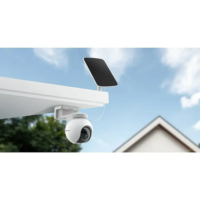 EZVIZ Überwachungskamera HB8 2K+ - Weiß - Eine weiße, kugelförmige Überwachungskamera mit Solarpanel ist an einem Gebäude montiert. Die Kamera bietet umfassende Sicherheit.