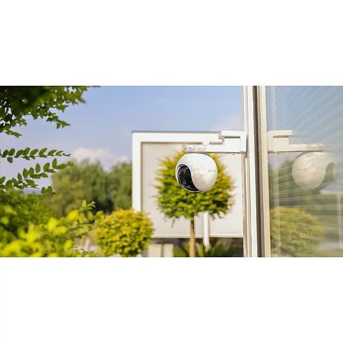 EZVIZ Überwachungskamera HB8 2K+ - Weiß - Eine moderne EZVIZ-Überwachungskamera in Weiß, die an einem Fensterrahmen befestigt ist und den Außenbereich überwacht.