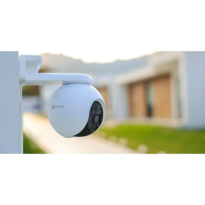 EZVIZ Überwachungskamera H8 Pro 3K - Weiß - Nahaufnahme einer weißen EZVIZ-Überwachungskamera mit Halterung an einer Wand, die Sicherheit und moderne Technologie vereint.