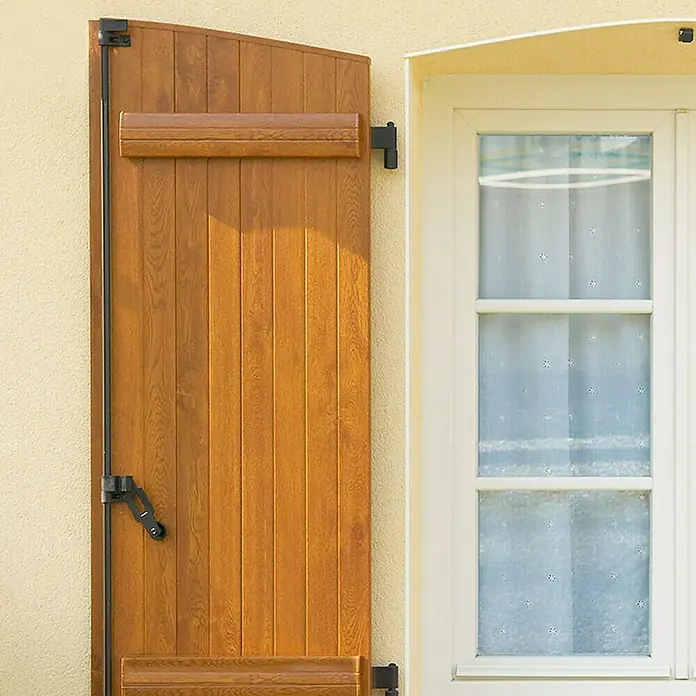 Fartools Bürstenwalze Lamellen für ebenes Holz - Passend für: Fartools Multischleifer Satiniermaschine REX 120C, Geeignet für: Holz, 1 Stk. - Nahaufnahme eines rustikalen Fensterladens aus Holz mit schwarzen Beschlägen und einem daneben liegenden Fenster mit weißem Rahmen.