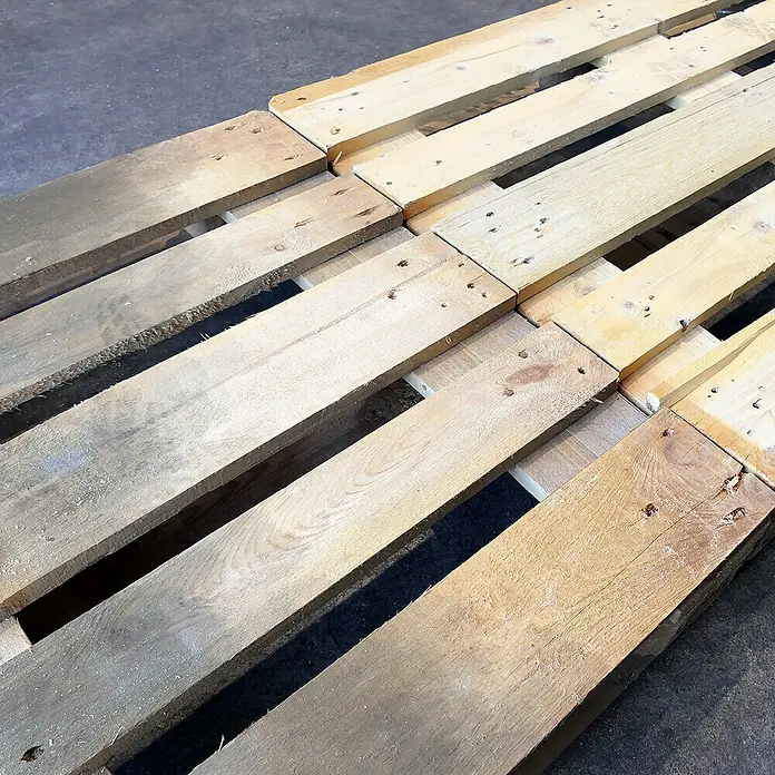 Fartools Bürstenwalze Satinier-Schleifwalze - Passend für: Fartools Multischleifer REX 120C - Nahaufnahme einer Holzpalette, die Textur und handwerkliche Details hervorhebt. Perfekt für nachhaltige DIY-Projekte und rustikale Dekorationen.