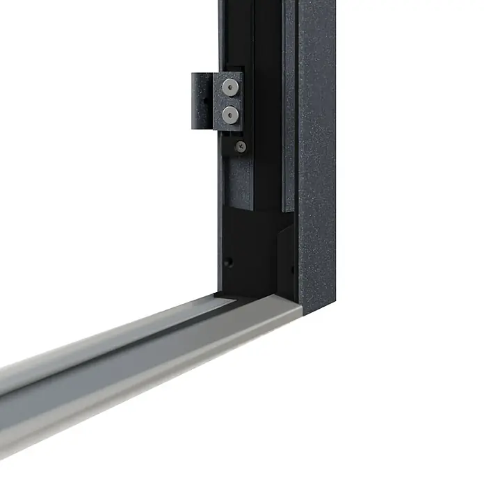 FM Türen Haustür FM90-51 - 110 x 210 cm, DIN Anschlag: Links, Anthrazit - Detailaufnahme eines modernen Fensterrahmens mit Beschlägen und einer glatten, grauen Oberfläche. Fokus liegt auf der hochwertigen Verarbeitung.