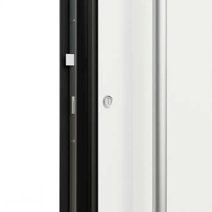 FM Türen Haustür FM90-51 - 110 x 210 cm, DIN Anschlag: Links, Weiß - Nahaufnahme einer weißen Tür mit einem eleganten, silbernen Türknauf, die durch ihr schlichtes Design besticht.