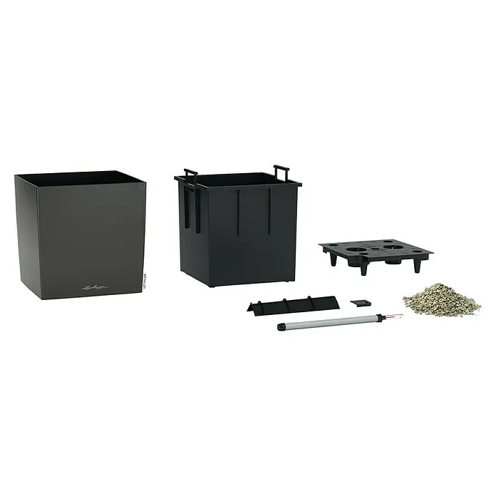 Lechuza Cube Pflanzkübel eckig Premium - Außenmaß (L x B x H): 39 x 39 x 40 cm, Kunststoff, Anthrazit Metallic - Das Bild zeigt einen LECHUZA Pflanzkübel mit Zubehör, darunter ein Einsatz, ein Bewässerungsset und Blähton, ideal für Zimmerpflanzen.