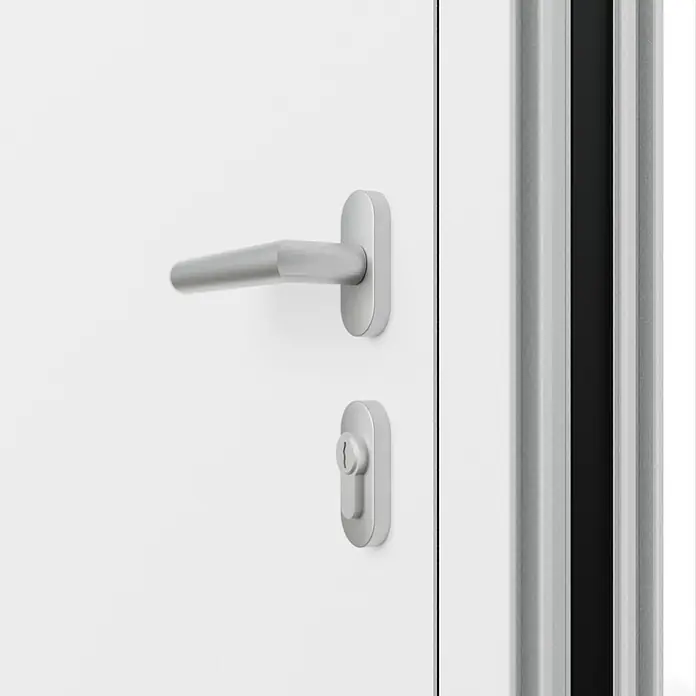 FM Türen Haustür FM90-51 - 110 x 210 cm, DIN Anschlag: Links, Weiß - Detailaufnahme einer weißen Tür mit einem eleganten, silbernen Türgriff und Schloss. Das moderne Design fügt sich nahtlos ein.