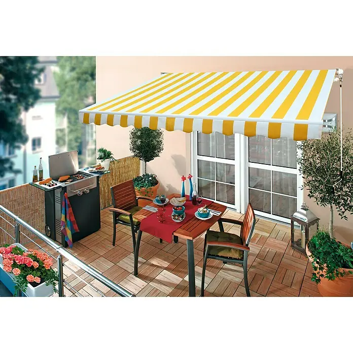 SmartSun Toldo de brazos extensibles Sunbasic - Amarillo/Blanco, Ancho: 2,5 m, Caída: 2 m - Imagen de un balcón con un toldo de rayas amarillas y blancas sobre una mesa de comedor y una parrilla.