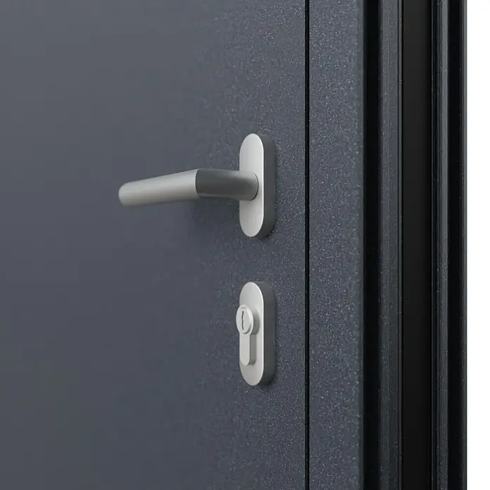 FM Türen Haustür FM90-51 - 110 x 210 cm, DIN Anschlag: Links, Anthrazit - Nahaufnahme einer modernen grauen Tür mit einem silbernen Türgriff und Schloss, die die schlichte Eleganz und Funktionalität hervorhebt.